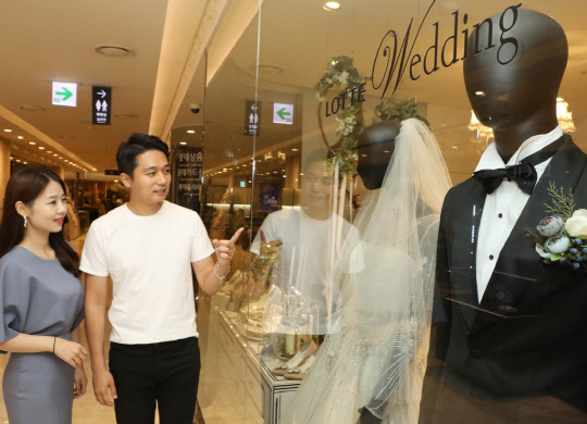 롯데백화점은 기혼 부부를 대상으로 결혼 기념사진을 찍어주는 '리마인드 웨딩' 촬영 행사를 한다고 31일 밝혔다.<롯데백화점 제공>